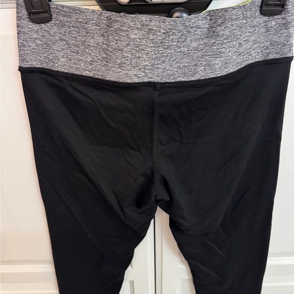 Victoria's Secret Black and Gray Leggings Comfortable Cropped Style Size S - Picture 5 of 6